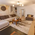 Elegant 2br In Chic Area *