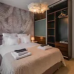 Elegant 2br In Chic Area *