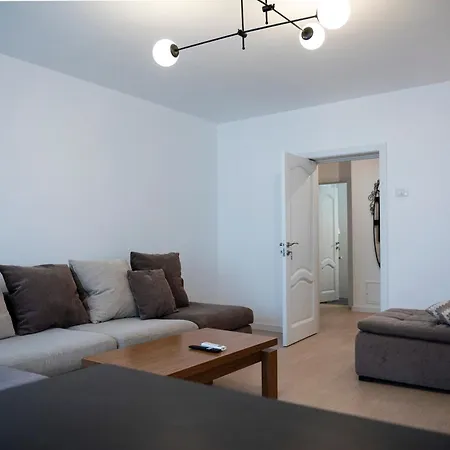 Elegant 2br In Chic Area