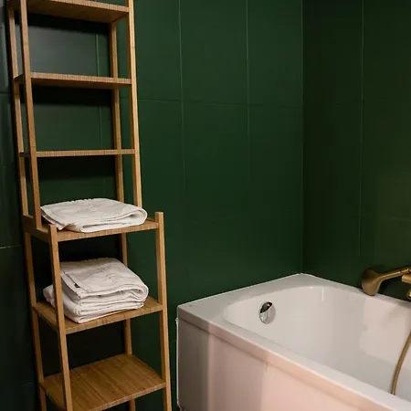 Elegant 2br In Chic Area Διαμέρισμα