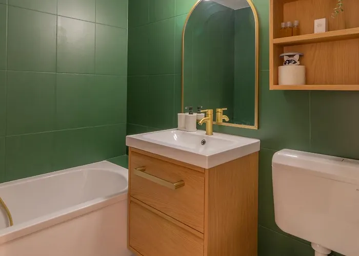 Elegant 2br In Chic Area *